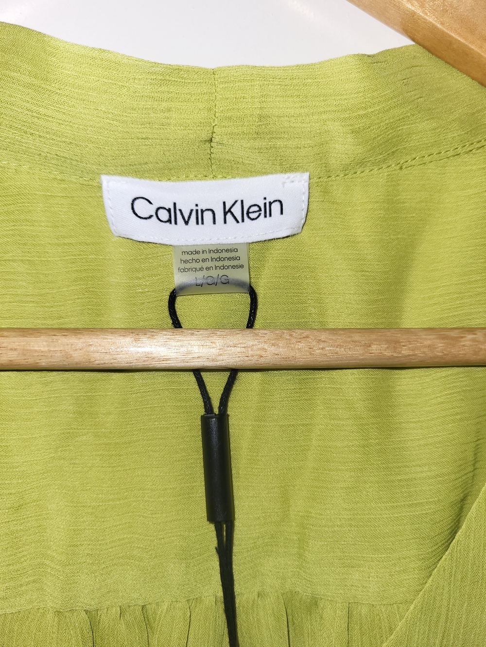 Calvin Klein Women’s Chartreuse Green Flutter Sleeve V-Neck Blouse - Picture 6 of 13